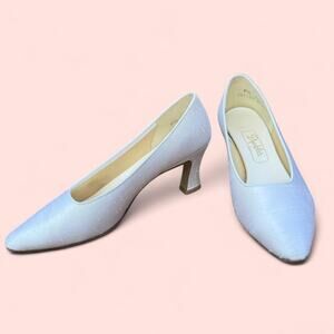 Vintage White Silk Kitten Heels – Classic Bridal Party Pumps | 80s | Size 8.5B